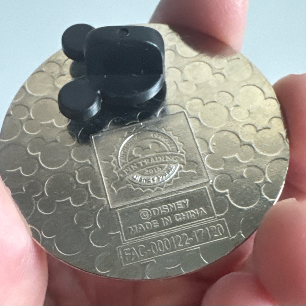 Disney pin 2018 Partners Pin Yearly Dated Walt Disney and Mickey Mouse Statue - Picture 4 of 5